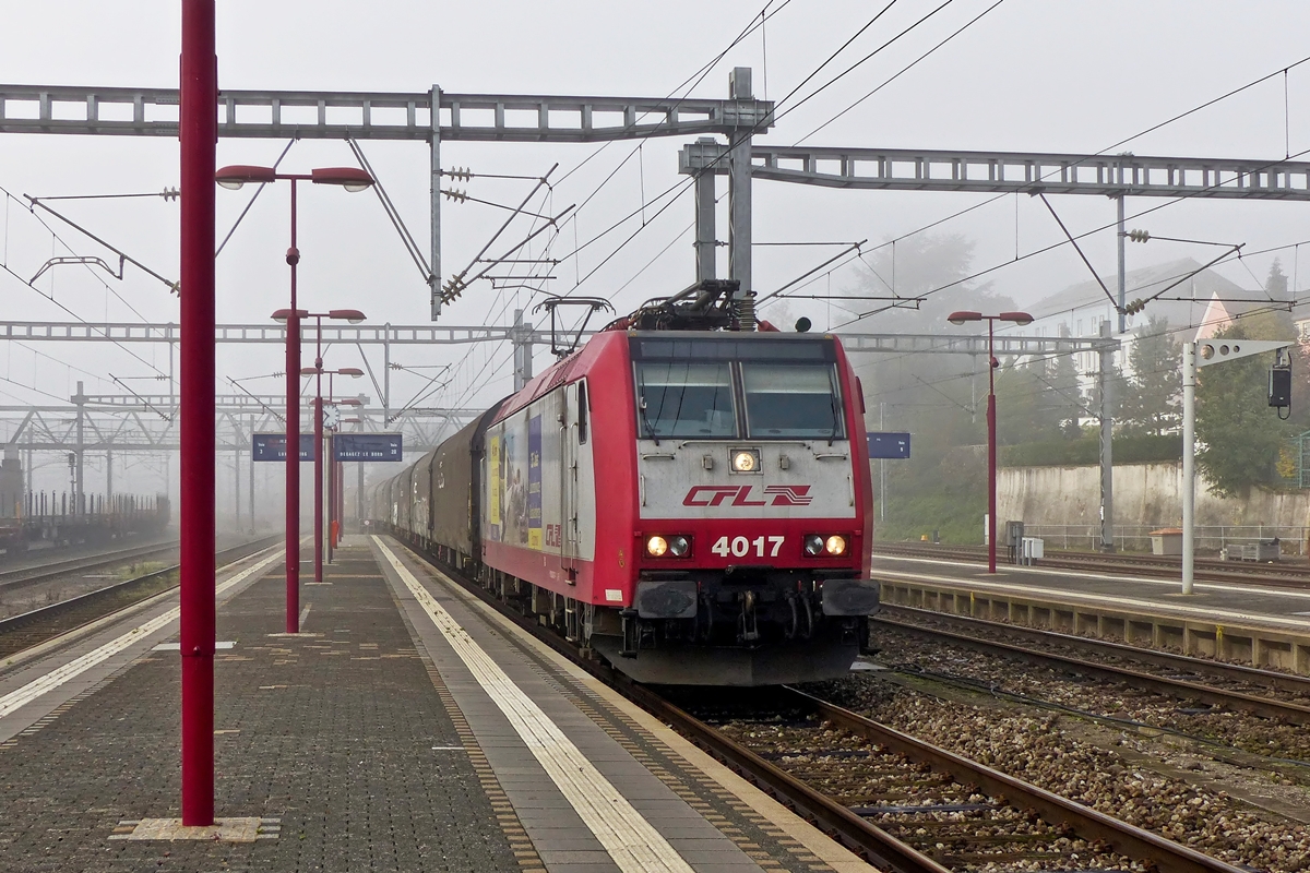 . Die 4017 zieht am 19.10.2014 einen G�terzug durch den noch im Nebel liegenden Bahnhof von Wasserbillig. (Jeanny)
