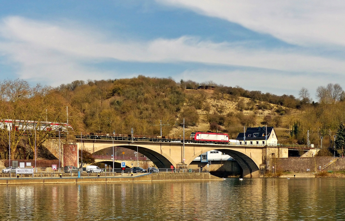 . Die 4017 zieht am 17.03.2015 einen G�terzug �ber die Sauerbr�cke in Wasserbillig in Richtung Trier, w�hrend links noch der CFL KISS aus dem Bild f�hrt. (Jeanny)