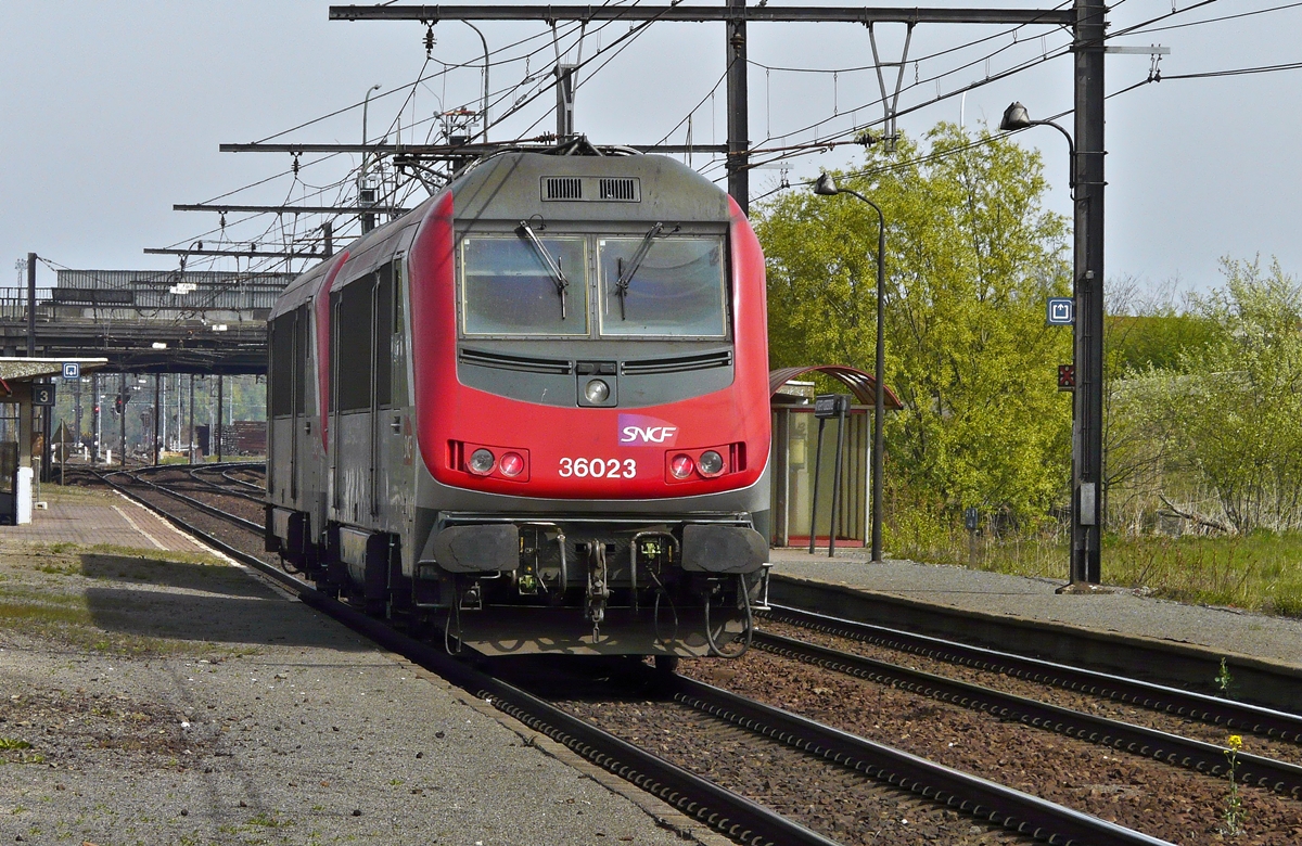 . Die Astride BB 36023 l�sst sich von ihrer Schwesterlok BB 36020 durch die Haltestelle Antwerpen-Noorderdokken in Richtung Hafen ziehen. 24.04.2010 (Jeanny)