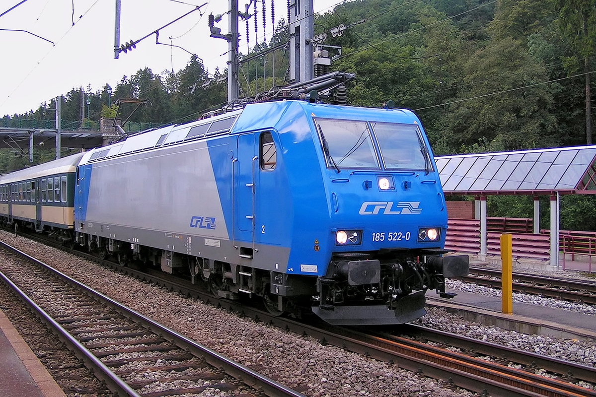 . Die blaue Persiode auf Luxemburgs Schienen - Die Mietlok 185 522-0 stand am 31.08.2004 im Bahnhof von Clervaux zur Abfahrt nach Luxemburg Stadt bereit. (Hans)

Diese Lok wurde 2003 unter der Fabriknummer 33596 bei Bombardier in Kassel gebaut. Die Inbetriebnahme durch die CFL erfolgte am 04.11.2003. Die Lok war von Locomotion Capital gemietet.