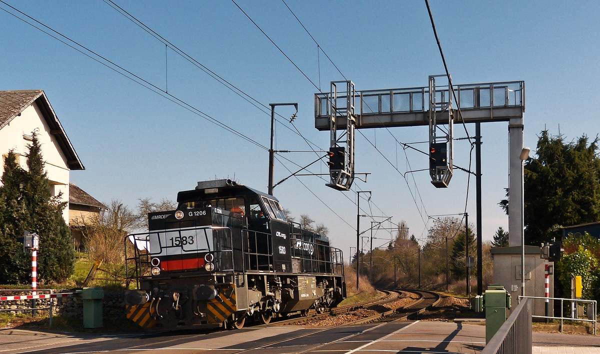 . Die CFL Cargo 1583 f�hrt am 11.03.2014 solo �ber den Bahn�bergang in Noertzange Richtung Schifflange. (Hans)