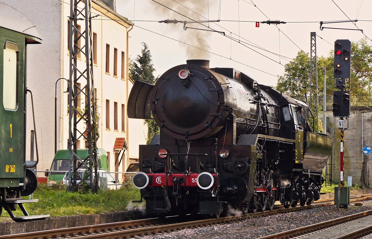 . Die Dampflok 5519 hat am 19.10.2014 den Sonderzug  Musel Nostalgie Express  nach Perl gebracht und setzt jetzt um. (Jeanny)

Die Lebensgeschichte der Dampflok 5519

Die nach dem Zweiten Weltkrieg neu gegr�ndeten Luxemburgischen Staatsbahnen (CFL) �bernahmen im Dezember 1949 und Januar 1949 insgesamt 20 Lok der Br. 42 aus der Nachkriegslieferung der Wiener Lokomotovfabrik Floridsdorf (WLF). Diese wurden nach Anlieferung nach Luxemburg als Baureihe 55 gef�hrt.


Hier beginnt auch die Geschichte unserer Maschine, welche im Jahre 1948 unter der Fabriknummer 17615 in Wien - Floridsdorf gebaut wurde.
Die urspr�ngliche vorgesehene Reichsbahnnummer unserer Lok lautete 42 2718. Jedoch sei angemerkt, dass sie unter dieser Nummer niemals im regul�ren Zugdienst gefahren ist.


Ihre Anlieferung an die CFL erfolgte am 26.1.1949 und ihre Indienststellung am 3.2.1949. Mit weiteren Schwestermaschinen wurde sie im Bw Bettembourg beheimatet, welches bis zu seiner Aufl�sung Anfang 1961 auch ihre Heimat blieb.


Im Anschluss daran erfolgte eine Umbeheimatung unserer Lok ins Bw Luxembourg.
Zusammen mit ihren 20 Schwesterloks wurde die 5519 fast ausschlie�lich zur Bef�rderung schwerer Kohle- und Erzz�ge, auch im grenz�berschreitenden Verkehr nach Frankreich und Belgien, eingesetzt. Bis Anfang der sechziger Jahre bildete die Baureihe 55 das R�ckrat im schweren G�terzugdienst, ehe der fortschreitende Traktionswechsel auf E- und Diesellok die Abl�sung der Dampflok in Luxembourg einl�utete.


Am 31.5.1964 war der planm��ige Dampfbetrieb in Luxembourg Geschichte
Alle Lokomotiven verschwanden, bis auf eine, denn kurz vorher war der Bettemburger Sch�ffenrat, auf Initiative des B�rgermeisters Ganser, ein ehemaliger Eisenbahner, beim damaligen CFL-Generaldirektor Wehenkel vorstellig geworden, um eine Option auf eine Dampflok der Baureihe 55 zu nehmen. Als eine der ehemaligen Bettemburger Reserveloks, mit der Garantie eines bestm�glichen Zustandes, fiel die Wahl auf die 5519. Besitzer- und Unterhaltsverh�ltnisse zwischen den CFL und der Gemeinde Bettemburg waren bereits im Januar 1965 gekl�rt worden. Die Lokomotive 5519 blieb im Besitz der CFL, wurde aber f�r einen symbolischen Betrag von 1 Luxemburger Franc an die Gemeindeverwaltung Bettemburg verpachtet.


Nach einer gr�ndlichen �berholung, in den CFL Werkst�tten, und einer Umnummerierung auf die Nr. 5513, welche aus Gef�lligkeitsgr�nden vorgenommen wurde, trat die 5519 am 21.7.1965 ihre letzte Reise von Luxemburg in das Eisenbahnst�dtchen Bettemburg an. In dem Ort wo die 5519 einmal fast 12 Jahre zuhause gewesen war, wurde sie �ber ein provisorisch gelegtes Gleis von CFL-Spezialisten in den damaligen Jacquinots Park �berf�hrt.


Nahezu 22 Jahre stand die 5519 als 5513 an der gleichen Stelle, schutzlos jeder Witterung ausgeliefert. Erste, vereinzelte mehr oder wenige gut gemeinte Rettungsaktionen blieben schon in den Anf�ngen stecken. Periodisch wiederkehrende Polemiken bis in die 80er Jahr n�tzten der unter Denkmalschutz stehenden Lok ebenso wenig.


Im Jahre 1987 tat sich endlich etwas Entscheidendes. Durch Bettemburger Gemeinderatsbeschluss vom 26.6.87 wurde ein Abkommen zwecks Restaurierung mit der am 15.4.1987 gegr�ndeten Vereinigung 5519 a.s.b.l. von s�mtlichen politischen Parteien gutgeheissen.


Mit einer substantiellen, finanziellen Hilfe im R�cken, und dem ausdr�cklichen Auftrag seitens der Gemeinde Bettemburg, die Renovierung der Lok vorzunehmen, beschloss die neugegr�ndete 5519 a.s.b.l. die letzte CFL-Dampflok an Ort und Stelle in Einzelteile zu zerlegen, um sie f�r einen Weitertransport zu den Petinger CFL-Werkst�tten vorzubereiten.


Schon am 4.7.1987 war die Lok bis auf die vier grossen Baugruppen wie Tender, F�hrerhaus, Kessel und Fahrwerk demontiert, am 18.7.1987 von zwei Autokranen aus dem Park geholt, und mit Ausnahme des lauff�higen Tenders auf bereitgestellte Eisenbahnwagen verladen.


Der Abtransport erfolgte in der Nacht vom 19/20.7.1987 mittels Sonderzug nach Petingen, wo dank dem Entgegenkommen der CFL-Verwaltung die Restaurierung gr��tenteils vorgenommen werden sollte.
Von Juli 1987 bis Fr�hjahr 1991 wurden, von den insgesamt mehr als 7000 f�r die Lok geleisteten Arbeitsstunden, der gr��te Teil mit viel Sachkenntnis und Idealismus durch aktive Vereinigungsmitglieder in den Petinger Werkst�tten ausgef�hrt.


Durch die weitere finanzielle Unterst�tzung seitens des Minist�re des Affaires Culturelles und der Gemeinde Bettemburg, bot sich nach der politischen Wende in Deutschland die Gelegenheit, die Endmontage der 5519 im renommierten Reichsbahnausbesserungswerk (RAW) Meiningen in der ehemaligen DDR, fachgerecht und vorschriftsm�ssig vornehmen zu lassen.


Knapp zwei Monate sp�ter, am 15.8.1991 konnten Vertreter der 5519 a.s.b.l. sich im Meininger RAW ein Bild von der fast abgeschlossenen Montage der 5519 machen. Nach dem ersten Anheizen in der Nacht vom 15./16.8.1991 und den ersten Schritten aus eigener Kraft am 16.8.1991 durchlief die Lok noch eine Reihe von Feineinstellungen, wie das Einstellen der Sicherheitsventile auf den h�chstzul�ssigen Kesseldruck, die Indizierung usw..


Anschliessend folgten mehrere Probe- und Abnahmefahrten vor Personen- und G�terz�gen rund um Meiningen.


Im Dezember 1991 kehrte dann die 5519 in ihre alte Heimat Luxemburg zur�ck, allerdings kalt und mit demontierten Treibstangen.


Im Anschluss an eine letzte Kesselpr�fung in Luxemburg konnte die 5519 erstmals wieder angeheizt und f�r zwei Probefahrten vor G�terz�gen aufger�stet werden. Dieselben wurden am 24.4.1992 zwischen Bettemburg und Wasserbillig zur vollsten Zufriedenheit durchgef�hrt.


Damit war die letzte CFL-Dampflok Nr. 5519 wieder voll betriebsf�hig. Die offizielle Er�ffnungsfahrt fand am 16.5.1992 zwischen Bettemburg und Wiltz statt.


Gut 5 Jahre lang tat die 5519 zuverl�ssig ihren Dienst vor Sonderz�gen in Luxembourg, Frankreich, Deutschland und Belgien. 1997 musste sie eine einj�hrige Pause einlegen, da die vorgeschriebene Hauptuntersuchung anstand. Diese wurde in Eigenleistung der Vereinigung 5519 a.s.b.l mit erheblicher Unterst�tzung des Dampflokwerkes Meiningen, der CFL und des luxemburgischem Kulturministeriums in den CFL Werkst�tten Petingen durchgef�hrt.


1998 konnte die Lok wieder in Betrieb gehen.


Eine im Jahr 2001 wiederkehrende Untersuchung des Kessels ergab, dass dieser nur unter gro�em finanziellem Aufwand wieder instandzusetzen sei. Aus diesem Grunde entschied man sich, den alten, genietetene Dampferzeuger durch einen vollst�ndig geschwei�ten Kessel zu ersetzen.


Dieser Kessel, wurde 2001/ 2002 im Dampflokwerk Meiningen gebaut, soda� die Maschine im Fr�hjahr 2002 ihre ersten Probefahrten unternehmen konnte. Dieser Kessel war einer der gr��ten, welche jemals in Meiningen gebaut wurden!


Gleichzeitig erfolgte die Ausr�stung mit Zugbahnfunk und induktiver Zugsicherung System PZB 90, soda� einem uneingeschr�nkten Einsatz auf dem deutschen Streckennetz nichts mehr im Wege stand.
Zahlreiche Eins�tze f�hrten die Maschine seitdem in viele Regionen auch au�erhalb ihrer luxemburgischen Heimat.

