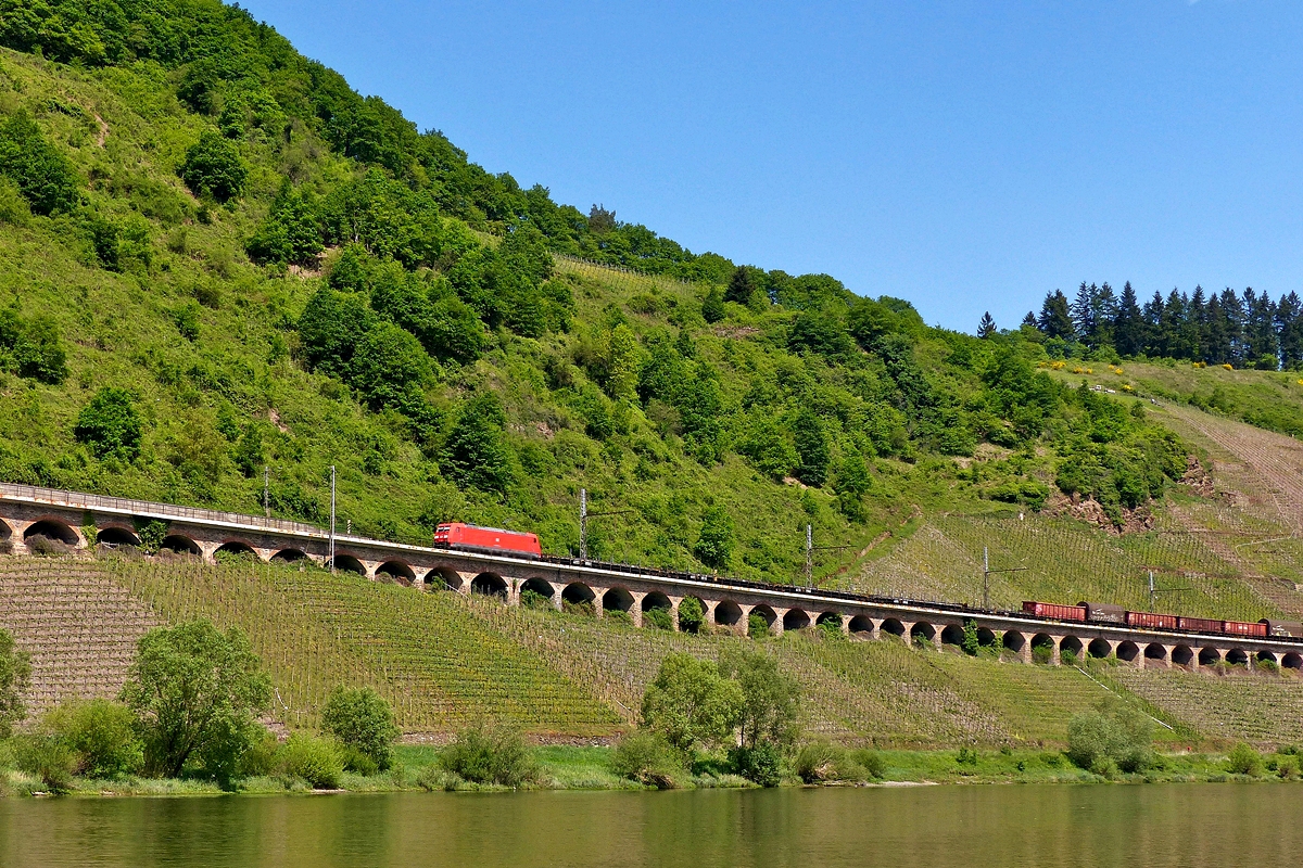 . Die DB 185 285-4 (91 80 6 185 285-4 D-DB) zieht am 13.05.2015 einen gemischten G�terzug �ber den P�ndericher Hangviadukt in der N�he von P�nderich. (Jeanny)