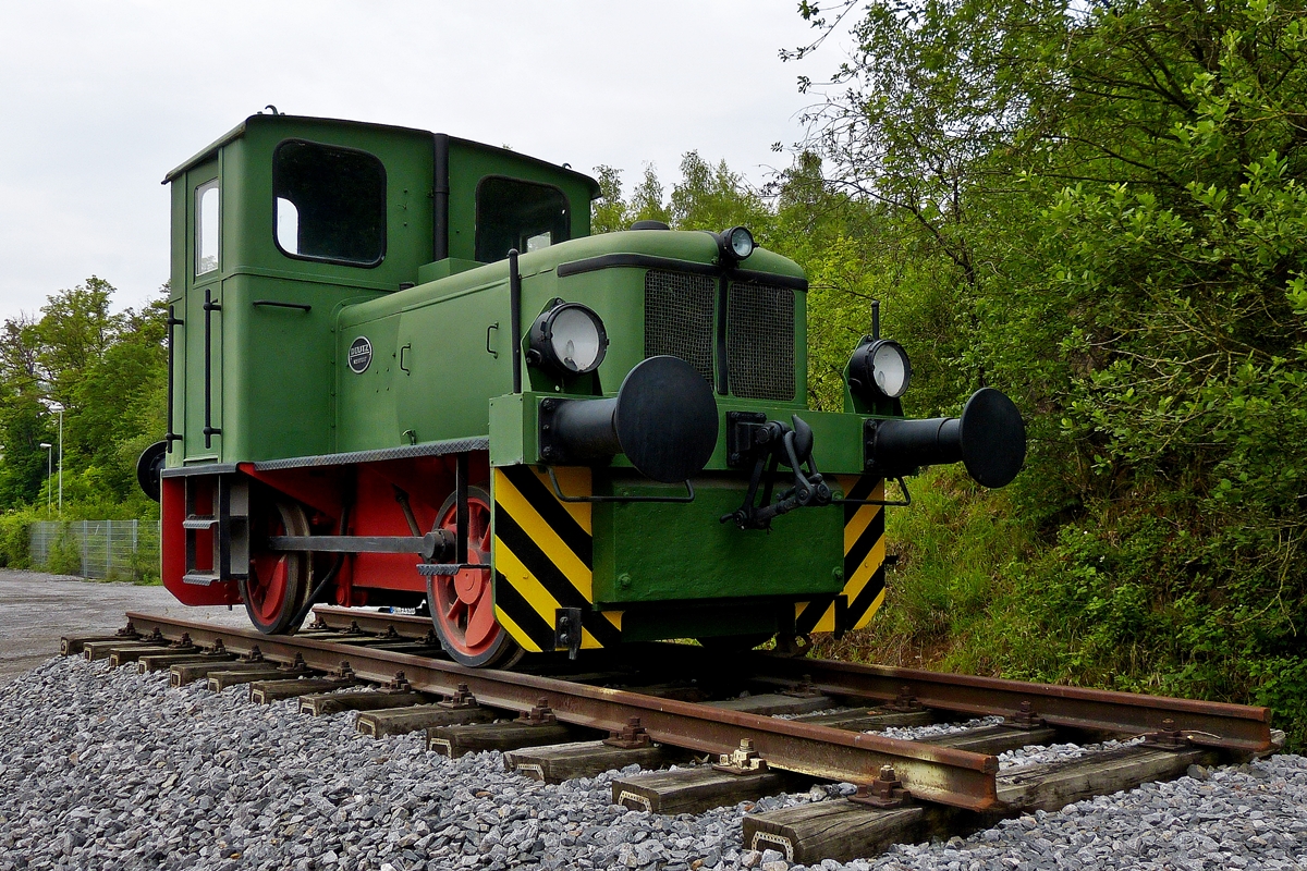 . Die Deutz 57057 vom Typ Deutz KS 55 B steht als Denkmallok der Schaefer Kalk GmbH & Co. KG in Runkel Steeden. 26.05.2014 (Hans)

Die 55 PS-Diesel-Rangier-Lokomotive mit luftgek�hltem Motor wurde 1959 von Deutz unter der Fabriknummer 57057 gebaut und an die Westdeutsche Kalk- & Portlandzementwerke, Werk Stolberg, geleifert. In den 1990er Jahren kam sie zu RWK (Rheinisch- Westf�lische Kalkwerke AG, Werk Steeden, heute Schaefer Kalk GmbH & Co. KG.

Die Deutz Typenbezeichnung KS 55 B zeigt, dass es sich um eine Kleinlok (K) mit Stangenantrieb (S) mit 55 PS Leistung und zwei Achsen (B) handelt. Die fr�here Bezeichnung war A4L 514 R.

Technische Daten:

Spurweite: 1.435 mm
Achsfolge: B-dm
L�nge �ber Puffer: 5.730 mm
Achsstand: 2.500 mm
gr��te Breite: 2.538 mm
gr��te H�he �ber Schienenoberkante: 3.017 mm
Dienstgewicht: 14.000 kg
Achslast: 7 t

MOTOR:

Motorart: luftgek�hlter 4-Zylinder-Viertakt-Diesel-Reihenmotor
Motortyp: Deutz A4L 514
Bohrung/Hub: 110 mm / 140 mm
Hubraum: 5.322 cm3 (5.322 l)
Leistung 55 PS
Motordrehzahl: 1.500 1-min
Getriebe: Deutz Viergang mechanisch (Zahnrad)
H�chstgeschwindigkeit: 14,5 km/h
gebaute St�ckzahl: 70