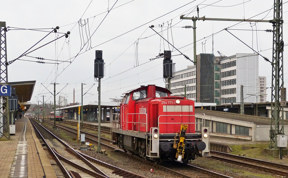 . Die Diesellok 294 771-1 (V 90 remotorisiert) der DB Schenker Rail Deutschland AG durchf�hrt am 03.01.2015 den Hauptbahnhof von Braunschweig. (Hans)

Die Lok wurde 1972 bei MaK in Kiel unter der Fabriknummer 1000569 gebaut und unter der Nummer 290 271-6 an die DB ausgeliefert. 1999 erfolgte die Umzeichnung in 294 271-2 und 2005 der Umbau durch DB Fahrzeuginstandhaltung GmbH, Werk Cottbus (Remotorisierung mit MTU-Motor 8V 4000 R41, Umlaufgel�nder), sowie die Umzeichnung in 294 771-1. 2009 kam die Lok dann zu DB Schenker Rail Deutschland AG. 
 