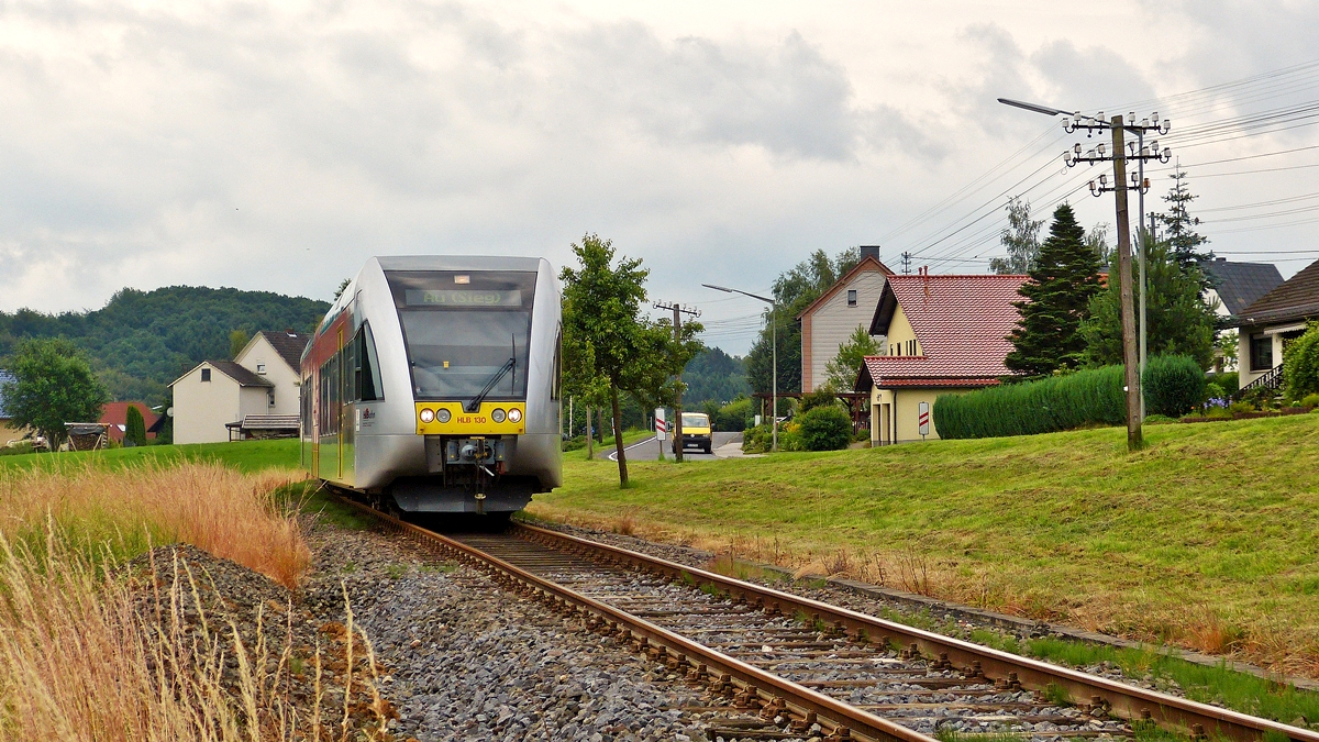 . Die dritte Version - Der HLB VT 526, ein Stadler GTW 2/6, fotografiert kurz vor dem Haltepunkt Obererbach. Der Triebzug f�hrt als RB 90 (ehemals RB 28)  Oberwesterwaldbahn  die Verbindung Limburg(Lahn) - Westerburg - Hachenburg - Altenkirchen - Au (Sieg). 27.06.2015 (Hans)