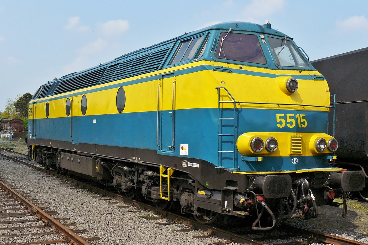 . Die etwas eckigere Form zeichnet die SNCB Loks der S�rie 55 aus. Sie sind baugleich mit den CFL Loks der S�rie 1800 und sind ebenfalls bis auf einige Exemplare heute aus dem Verkehr gezogen. Die HLD 5515 in ihrem sch�nen gelb-blauen Kleid war am 01.05.2009 bei der Museumsbahn Stoomcentrum Maldegem ausgestellt. (Hans)

Die Geschichte der S�rie 55: 

Bei den Fahrzeugen der S�rie 205 (ab 1971: S�rie 55) der belgischen Staatsbahnen (NMBS/SNCB) handelt es sich um eine Serie von insgesamt 42 sechsachsigen Diesellokomotiven, die seit 1961 vorrangig vor G�terz�gen zum Einsatz kommen. Zusammen mit der S�rie 200 bilden die Fahrzeuge der S�rie 55 die zweite Generation von Diesellokomotiven bei den belgischen Staatsbahnen.

Die Konstruktion erfolgte in den Jahren 1961 und 1962. Wie auch die Vorg�ngerbaureihen 202 und 203 erhielt die S�rie 55 die Fahrmotoren von General Motors, der Wagenkasten wurde jedoch von La Brugeoise et Nivelles gefertigt. Der Wagenkasten ist gelb mit dunkelgr�nen Streifen lackiert. Zu Beginn hatten die Lokomotiven nur drei Signalleuchten, wobei �ber einen Farbfilter zwischen Spitzen- und Schlusslicht geschaltet werden konnte. Noch in den 1960er Jahren wurden die Schlusslichter separat eingebaut.

Mitte der 1970er Jahre versah die NMBS/SNCB die Lokomotiven 5001, 5540 und 5542 mit Hochspannungs-Generatoren, um einen Einsatz vor Personenz�gen zu erm�glichen. Nach einer dreij�hrigen Testphase zwischen 1976 und 1979 wurden weitere Lokomotiven umger�stet, optisch sind diese an einer gelb-blauen Lackierung zu erkennen.

Die Lokomotiven verkehren �berwiegend in Wallonien, vorrangig auf der Athus-Maas-Linie und der Bahnstrecke L�ttich–Luxemburg. Sechs Loks sind f�r Bergungsfahrten auf der HSL 1 mit dem Signalsystem TVM 430 und einer Scharfenbergkupplung ausger�stet worden. F�nf weitere Lokomotiven waren f�r den grenz�berschreitenden Einsatz auf dem Eisernen Rhein in die Niederlande und nach Deutschland mit ATB und PZB90 ausger�stet worden. Au�erdem wurde, da die Montzenroute bis Ende 2008 nicht elektrifiziert war, vom Bahnhof Aachen West aus die S�rie 55 eingesetzt.

Beginnend ab den 2000er Jahren werden die Lokomotiven durch die Triebwagenreihe AR 41 im Personen- sowie der S�rie 77 im G�terverkehr ersetzt.

Die technischen Daten der S�rie 55:

Nummerierung: 205.01–205.42 (5501–5515, 5517–5542)
Anzahl: 42
Hersteller: BN
Baujahr(e): 1961–1962
Achsformel: Co'Co'
Spurweite: 1435 mm (Normalspur)
L�nge �ber Puffer: 19.550 mm
H�he: 4.250 mm
Breite: 2.900 mm
Drehzapfenabstand: 10.480 mm
Drehgestellachsstand: 4.000 mm
Dienstmasse: 110 t
H�chstgeschwindigkeit: 120 km/h
Installierte Leistung: 1.360 kW
Anfahrzugkraft: 272 kN
Treibraddurchmesser: 1.010 mm
Motorentyp: GM 16-567C
Leistungs�bertragung: elektrisch
Tankinhalt: 4.000 l
Kupplungstyp: Schraubenkupplung



