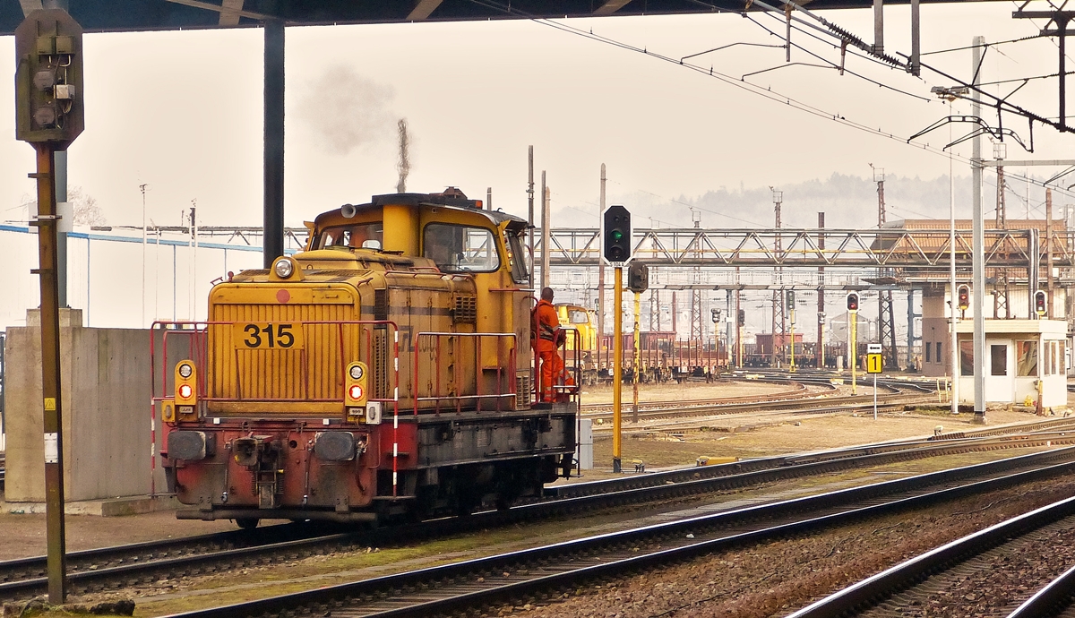 . Die ex ARBED, jetzt CFL Cargo 315 (eine MaK G 850 BB) durchf�hrt den Rangierbahnhof Esch/Belval am 07.03.2014. (Jeanny)

Wie kamen de ARBED Loks zur CFL Cargo? CFL Cargo ist durch ein Joint-Venture zwischen der CFL und dem Stahlhersteller ArcelorMittal (im Luxemburg vormals ARBED) entstanden. Arcelor/ARBED brachte seine Loks in das neue Unternehmen ein. Von der S�rie 300 hat die Arcelor/ARBED 18 St�ck in die CFL Cargo eingebracht.
