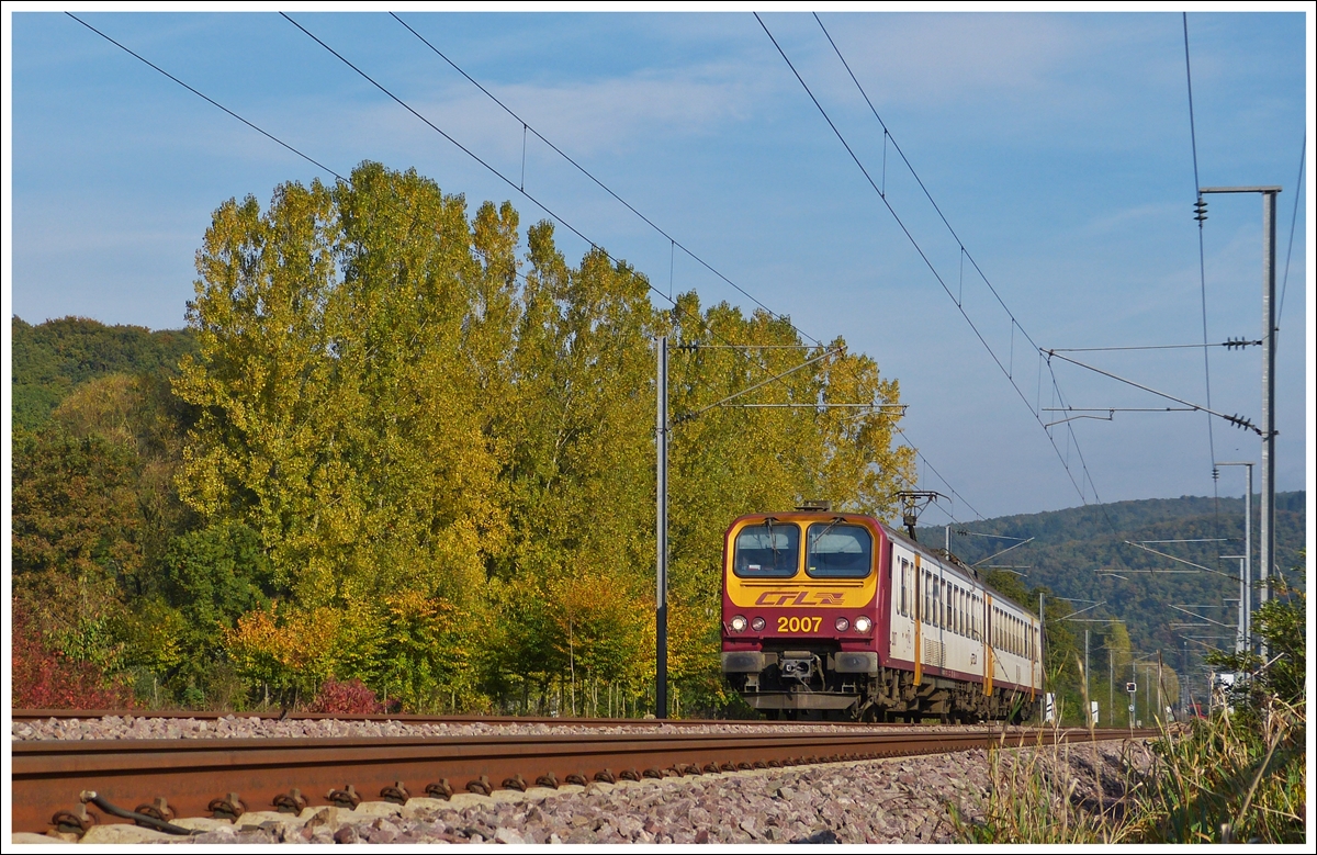 . Die Farben des Z 2 passen perfekt in die herbstliche Landschaft - Am 19.10.2013 f�hrt der Z 2007 als RB 3236 Wiltz - Luxembourg auf der langen Geraden in Erpeldange/Ettelbr�ck dem Bahnhof von Ettelbr�ck entgegen. (Jeanny)