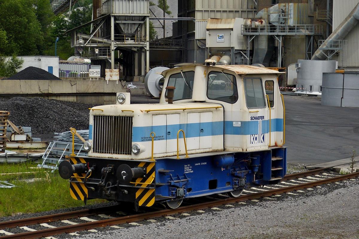 . Die Gmeinder Typ 130 PS Dieselhydraulische Rangierlokomotive der Schaefer Kalk GmbH & Co. KG war am 26.065.2014 in Runkel-Steeden abgestellt. Die Lok wurde 1963 von Gmeinder & Co. (Mosbach) unter der Fabriknummer 5254 gebaut und an die Rheinisch-Westf�lische Kalkwerke, Werk Stromberg als RWK N� 1 geliefert, nach der Stilllegung des Kalkwerkes zum 01.07.2010 kam sie nach Steeden. (Hans)