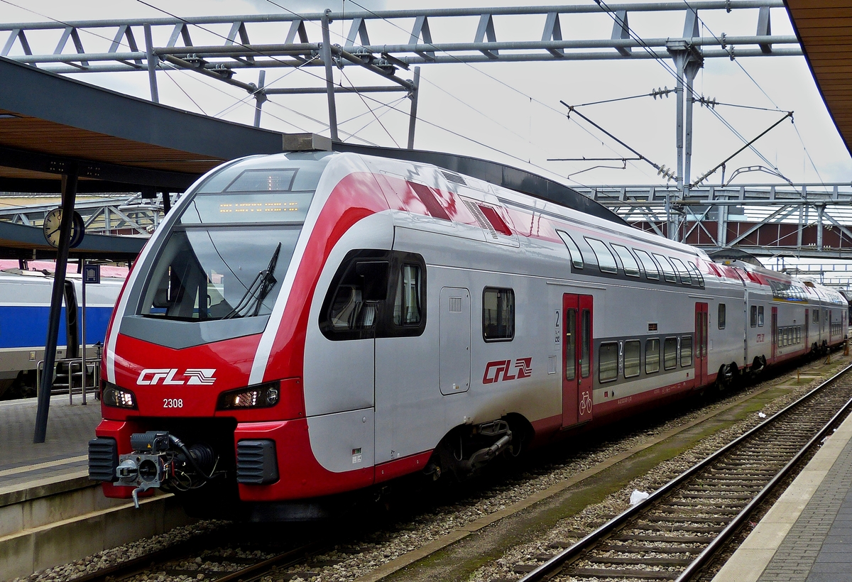 . Die neuen CFL Stadler KISS werden seit einiger Zeit im Planverkehr eingesetzt. Am 30.08.2014 profitierte ich von der Gelegenheit im 2308 mitzufahren. Er verkehrte als RB 4911 von Luxemburg nach Wasserbillig. Das Bild enstand im Bahnhof von Luxemburg Stadt. (Hans)