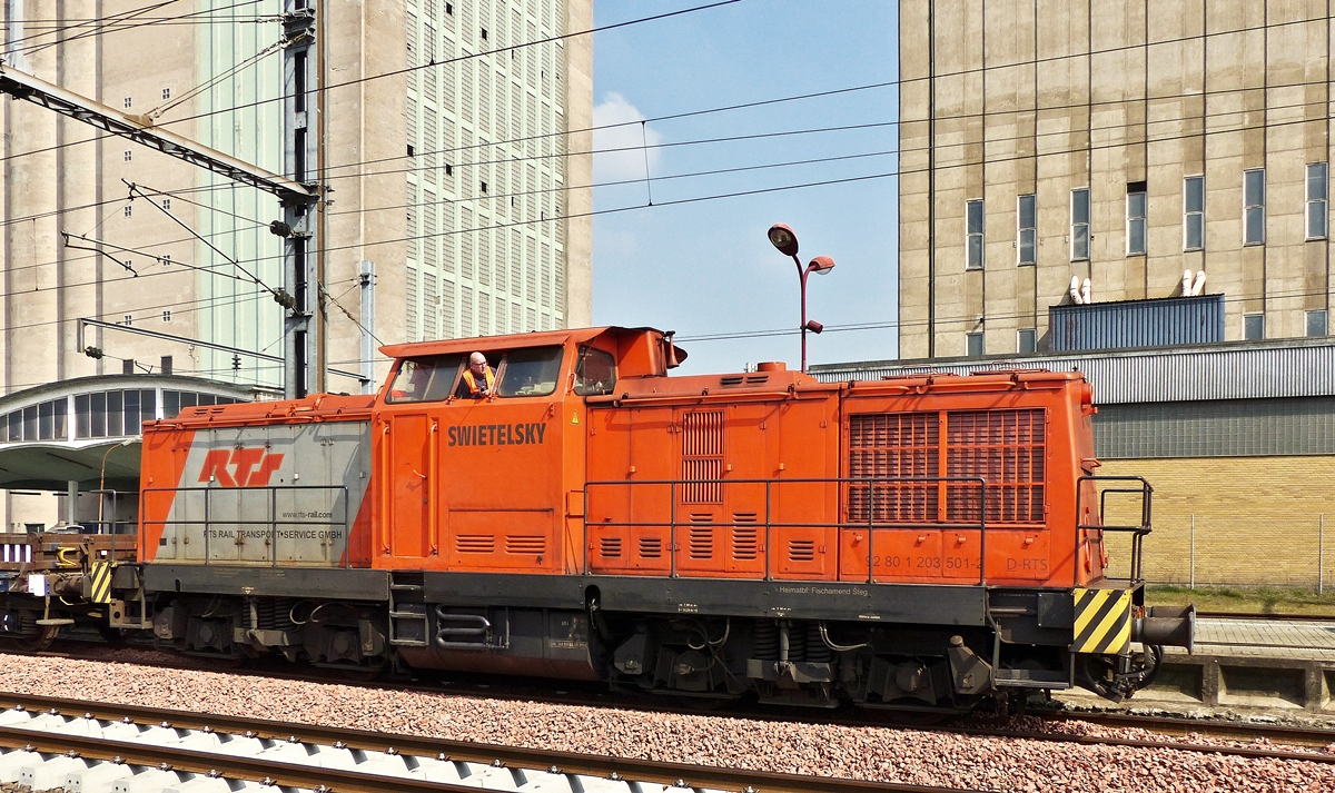 . Die RTS 203 501 (92 80 1203 501-2 D-RTS) posierte am 08.04.2015 im Bahnhof vom Mersch zum Portrait. (Jeanny)

Die Lok wurde 1971 bei LEW (VEB Lokomotivbau Elektrotechnische Werke „Hans Beimler“ Hennigsdorf) unter der Fabriknummer 12888 gebaut. Am 01.07.1971 wurde sie unter der Nummer 110 379-5 bei der Deutschen Reichsbahn (DR) in Betrieb genommen. 1984 erfolgte der Umbau in 112 379-3 im Bw Erfurt. 1992 wurde sie erneut umbenannt in 202 379-4. Unter dieser Nummer kam sie 1994 zur DB AG und 1999 zur DB Regio AG. Im Jahr 2000 erfolgte die z-Stellung und die Ausmusterung. Von 2001 bis 2010 war die Lok bei verschiedenen Gesellschaften, bevor sie am 01.04.2010 zu RTS - Rail Transport Service Germany GmbH, M�nchen kam und die Nummer 203 501 erhielt.