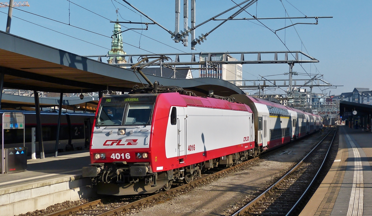 . Die saubere 4016 wartet am 18.03.2015 mit der RB 6859 Luxembourg - Rodange auf die Abfahrt im Bahnhof von Luxemburg. (Hans)