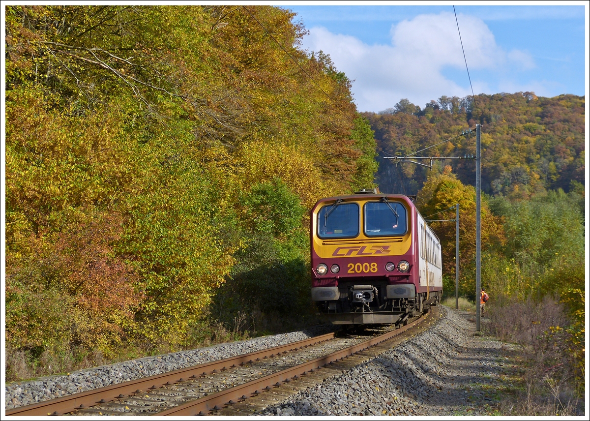 . Die Stichstrecke Kautenbach - Wiltz bietet einige M�glichkeiten die Bahn zu fotografieren, wie am 22.10.2013 in der N�he von Merkholtz, als der Z 2008 als RB 3211 Luxembourg - Wiltz dem Endbahnhof Wiltz entgegenfuhr. (Hans)