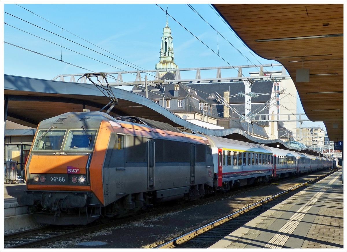 . Die Sybic BB 26165 hat sich am 15.12.2013 in Luxemburg Stadt vor den IC 91  Vauban  Bruxelles Midi - Basel gesetzt, um diesen p�nktlich aus dem Bahnhof in Richtung Basel zu ziehen. Der Zug bestand aus 2 SNCB I 10 und 6 SNCB I 6 Wagen. Ob er den Namen  Vauban  wohl noch tr�gt? (Jeanny)