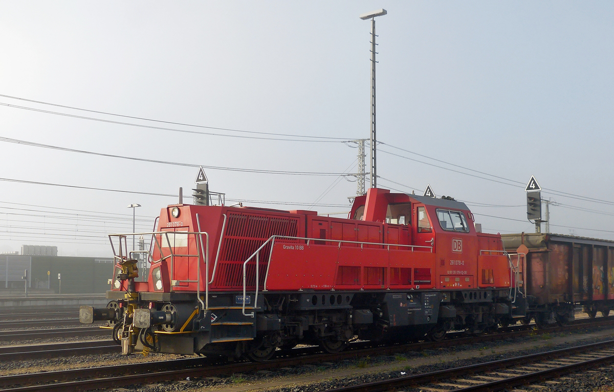 . Die Voith Gravita 10 BB 261 078-0 (92 80 1261 078-0 D-DB) konnte am 02.11.2015 von einem �ffentlichen Parkkplatz in der N�he vom ICE Bahnhof in Montabauer aus fotografiert werden. (Hans)