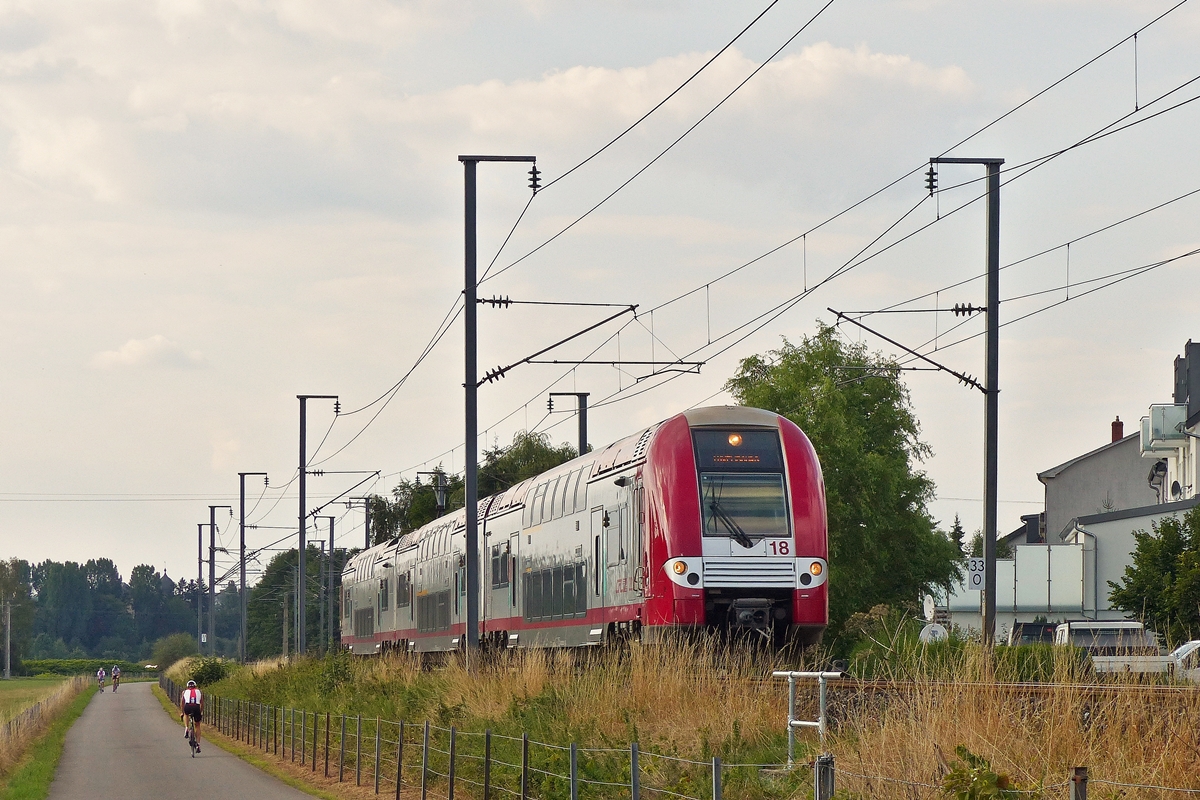 . Die wie neu gl�nzende Computermaus Z 2218 f�hrt als RB 3542 Diekirch - Luxembourg durch das beschauliche Alzette Tal in Rollingen/Mersch am gut besuchten Wander- und Veloweg vorbei. 21.08.2015 (Jeanny)