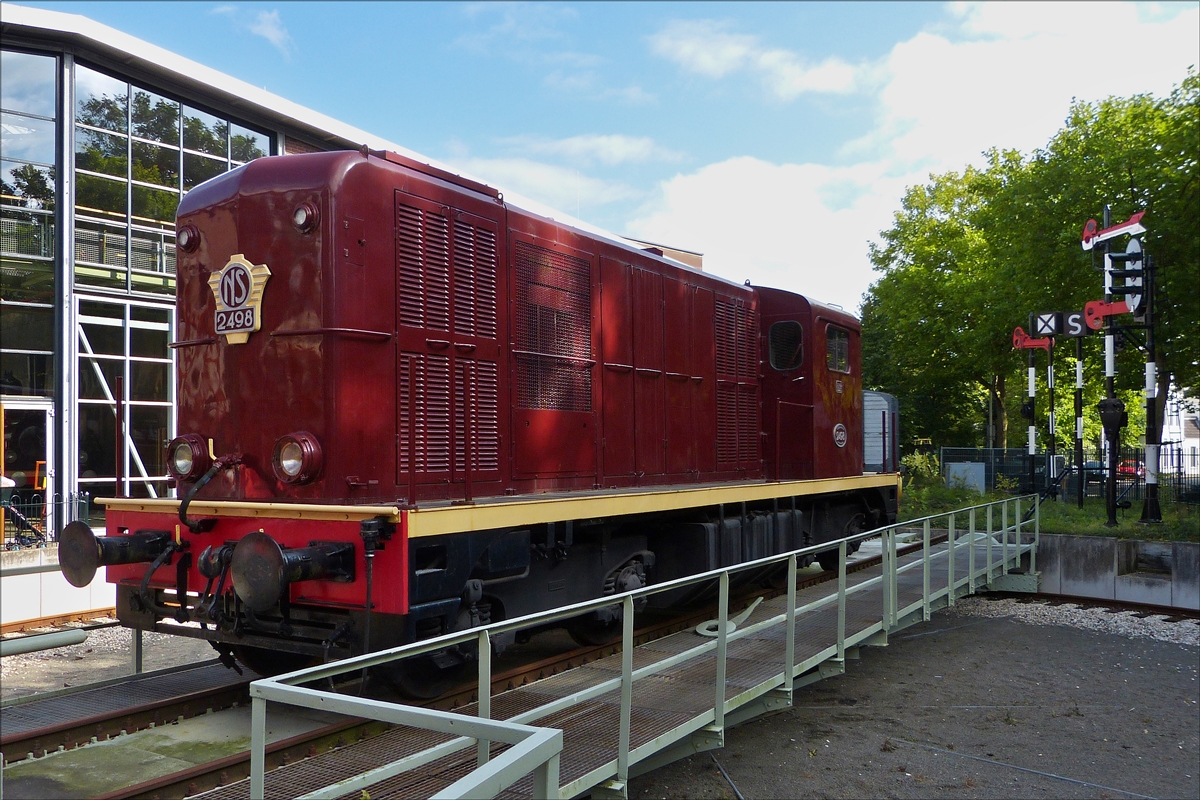 . Diesellok 2498 auf der Drehscheibe im Nederlands Spoorwegmuseu te Utrecht,
Gebaut von Alsthom - Belfort in Frankreich 
Baujahr 1956,
L�nge: 12,56 m;
Gewicht: 60t;
Antrieb: Diesel-Elektrisch
Diese Lok's waren haupts�chlich vor G�terz�gen zu sehen,
ab 1982 wurden die ersten Loks au�er Dienst gestellt, 
einige Maschinen wurden von der SNCF gekauft und wurden hier beim Bau der Hochgeschwindigkeitsstrecken eingesetzt.
Zwei bis Dreimal am Tag wird dem Publikum die Funktionsweise der Drehscheibe gezeigt. 
01.10.2016