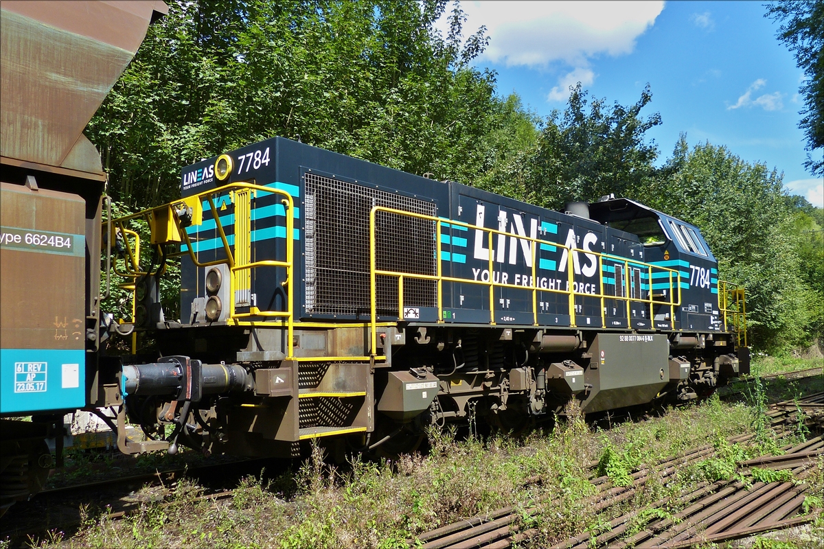 . Diesellok 7784 von Lineas, im Bahnhofsbereich von Dorinne-Durnal, auf der Museumsstrecke des PFT, aufgenommen am 14.08.2017.
Lok Daten: Gebaut von Vossloh im Jahr 2002 unter der Nr. 1001001, Betriesnr: 92 88 0077 084-6 B –BLX. seit dem 27.04.2017 geh�rt diese zur „Lineas GroupNV/SA B in Bruxelles.( fr�her B Logistick). 
