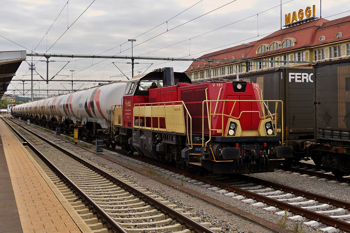 . Diesellok V181 Gravita (92 80 1265 301 – 2 D – HzL)  wird im Bahnhof vor den Holcim Wagen Zug gesetzt.  08.09.2017  (Hans)

