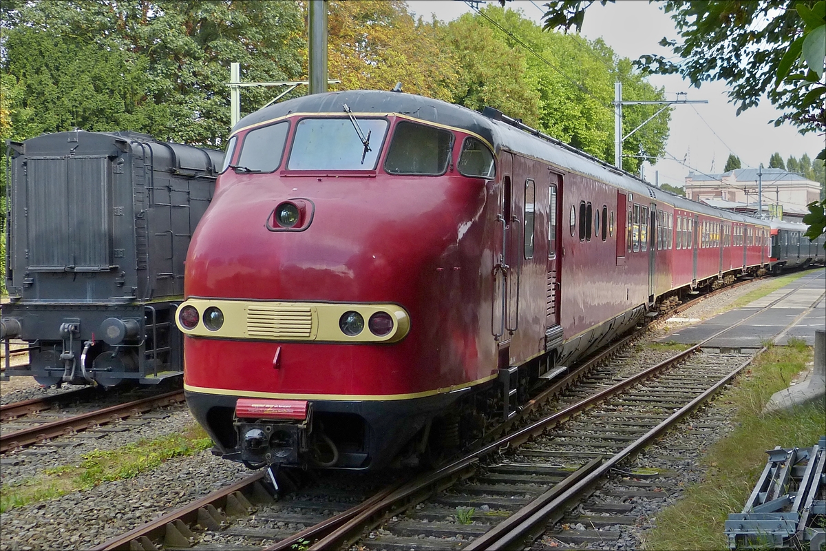 . Dieseltriebzug Plan U; NS 114, 
der Rote Teufel, 
gebaut von 1960 bis 1963 vom Werkspoor in Utrecht, 
Kennnummern von 111 bis 153, 
L�nge 74,50 m;  
Antrieb Diesel-Elektrisch; 
Anzahl 42; 
V.max 125 km/h; 
2 Kl. 24 Sitzpl�tze; 
3.Kl. 168 Pl�tze, 
Leergewicht 136 Tonnen; 
Einsatzgebiet die nicht Elektrifizierten Strecken der NS.  
Seit 2003 ist der Triebzug im Museumsbesitz ist, 
seit 2009 ist der Triebzug wieder betriebsbereit hergerichtet.  
Utrecht  01.10.2016