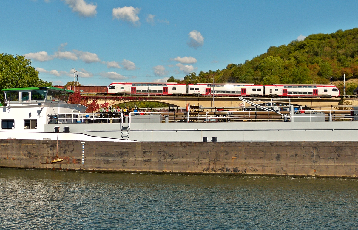 . Dumm gelaufen - Ein G�terzug steht auf der Sauerbr�cke in Wasserbillig, ein Schiff f�hrt moselauff�rts und geau in dem Moment f�hrt ein unerkannt gebliebener CFL KISS ebenfalls �ber die Grenzbr�cke zwischen Luxemburg und Deutschlandin Richtung Trier. Das Bild wurde am 27.09.2015 auf der gem�tlichen Terrasse in Oberbillg gemacht. (Hans)