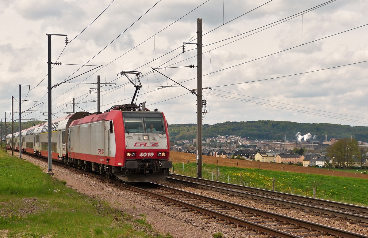 . Ehemalige Industrie Hochburg – Die 4019 zieht am 29.04.2015 den RE 6938 Rodange – Luxembourg (via Esch-sur-Alzette) durch das ehemalige Industrie Gebiet im S�den von Luxemburg in der N�he von Belvaux (Bieles). Im Hintergrund erkennt man den kl�glichen Rest (das Elektrostahlwerk von ArcelorMittal) der einstigen imposanten H�tte von Differdange (D�ifferdang). Im ehemaligen Hochofenwerk der HADIR (sp�ter ARBED) wurden die weltweit bekannten Greytr�ger gewalzt.  (Hans)