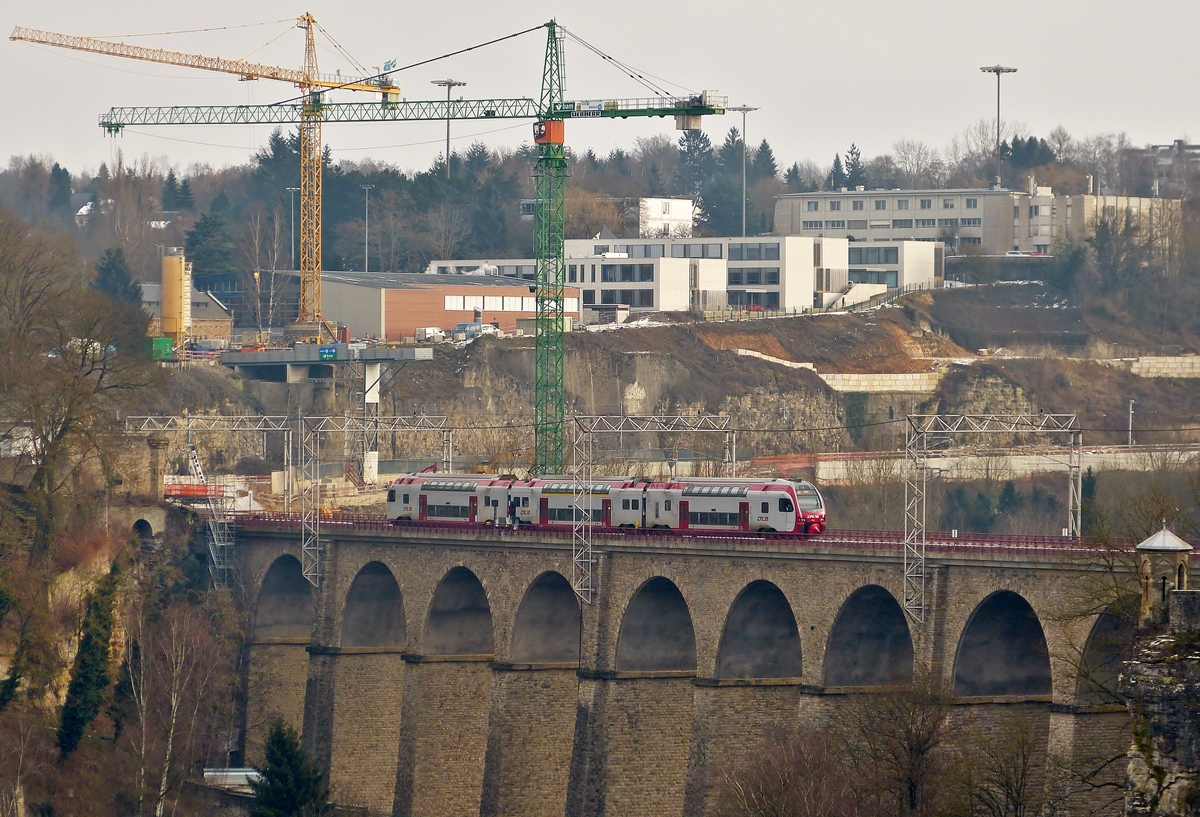 . Ein CFL KISS bef�hrt am 06.02.2015 den Pulverm�hle Viadukt (Bisser Br�ck) in der Stadt Luxemburg vor der Kulisse der riesigen Baustelle zum vierspurigen Ausbau der Br�cke. (Hans)