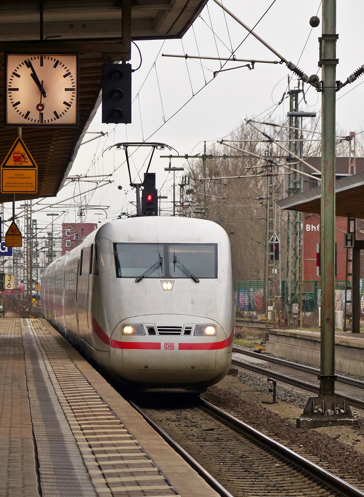 . Ein ICE 1 f�hrt am 03.01.2015 als ICE 597 Berlin Ostbahnhof - M�nchen Hbf in den Hauptbahnhof von Braunschweig ein und bringt liebe Freunde mit. (Jeanny)