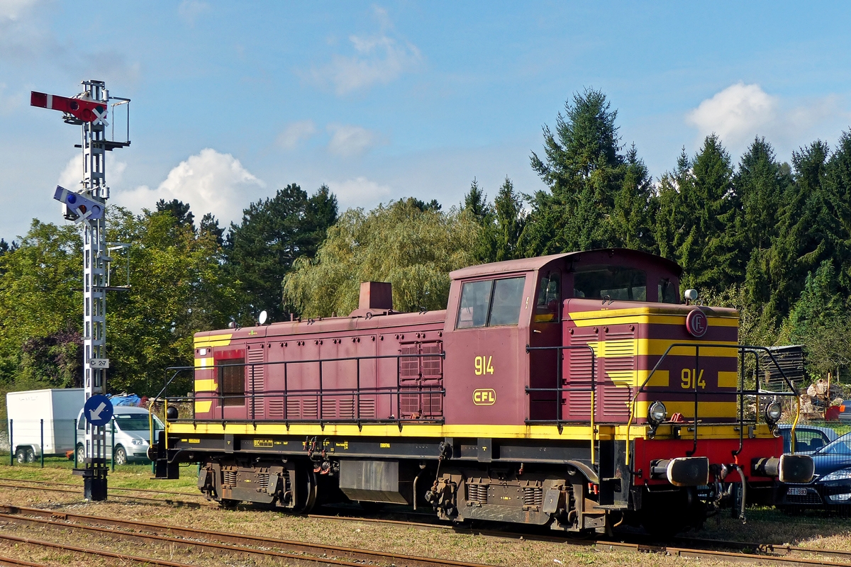 . Ein Kuriosum bei der Museumsbahn CFV3V (Chemin de Fer � Vapeur des 3 Vall�es) - Da die SNCF BB 63000 nahe verwandt sind mit den CFL Loks der S�rie 900 wurde die SNCF BB 63123 (gebaut 1956 von Brissoneau & Lotz) kurzerhand als  CFL BB 914  umdekoriert. Eine 914 hat es bei der CFL aber nie gegeben, da es nur 13 Loks der S�rie 900 gab (901 - 913). Das Bild enstand am 27.09.2014 im Bahnhof von Treignes. (Jeanny)
