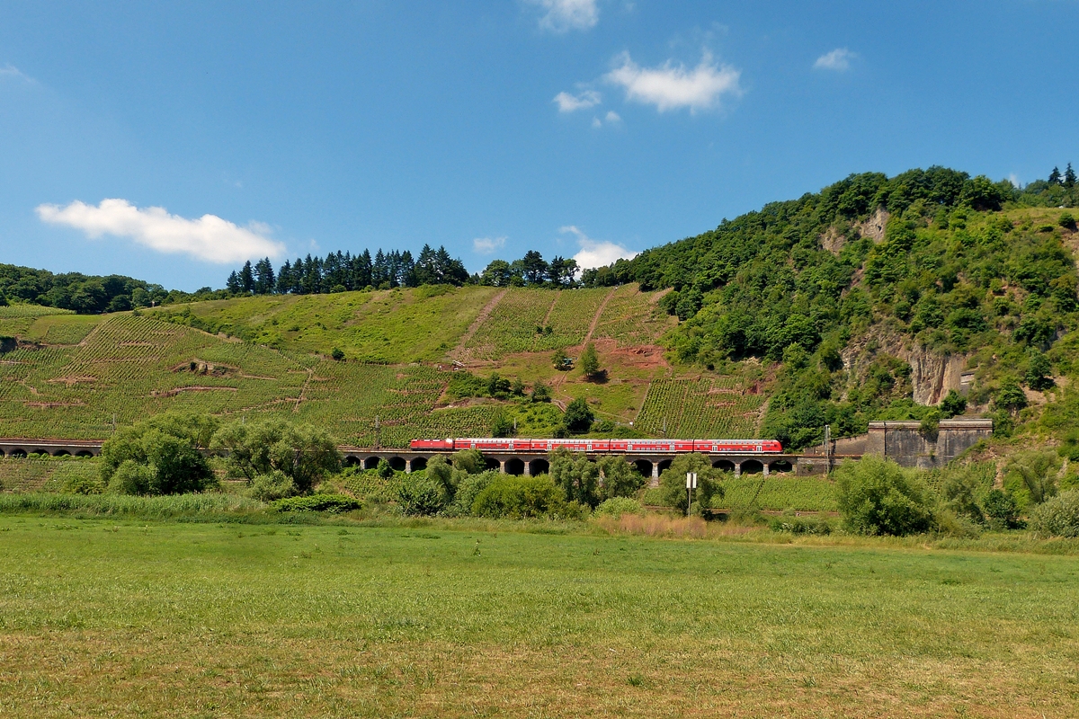 . Ein RE 1 (Mosel-Saar-Express) Saarbr�cken - Koblenz bef�hrt den P�ndericher Hangviadukt kurz bevor er im Prinzenkopftunnel verschwindet. 21.06.2014 (Jeanny)