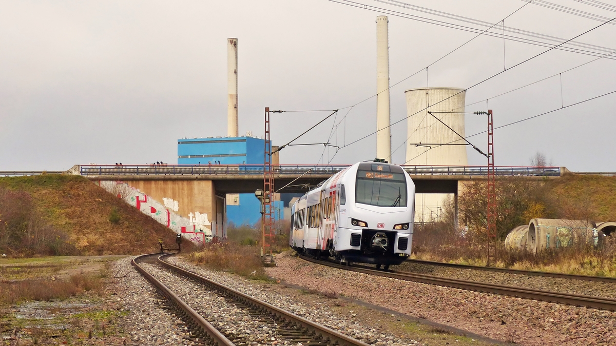 . Ein RE 1 (Mosel-Saar-Express) Koblenz Hbf - Saarbr�cken Hbf hat soeben das Kohlekraftwerk in Ensdorf hinter sich gelassen und wird bald Bous erreichen. 20.12.2014 (Jeanny)