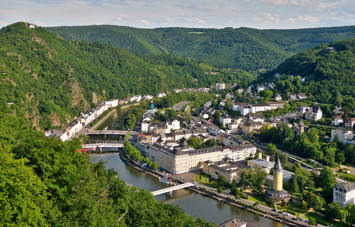 . Ein Zugsuchbild - Auf der Terrasse des Restaurants auf der Bismarckh�he neben der Bergstation der Kurwaldbahn in Bad Ems hat man eine wundersch�ne Aussicht auf die Stadt, die Lahn und eine Vectus LINT 41 Doppeleinheit, welche sich dem Bahnhof Bad Ems n�hert. 25.05.2014 (Jeanny)