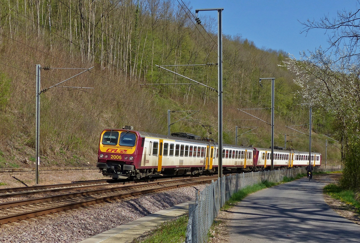 . Eine Doppeleinheit Z 2 f�hrt am 21.04.2015 als RB 3635 Diekirch - Luxembourg �ber die Nordstrecke zwischen Cruchten und Essingen. Man beachte, dass beim Z 2006 sich das CFL Logo farblich von den anderen Z 2 Z�gen unterscheidet. (Jeanny)