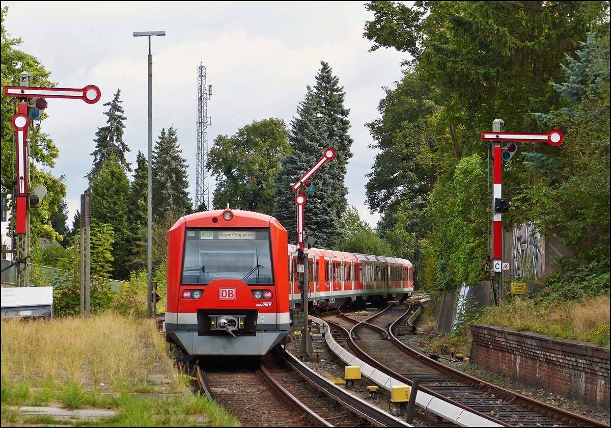 . Eine Hamburger S-Bahn verl�sst am 21.09.2013 den Bahnhof Blankenese. (Jeanny)