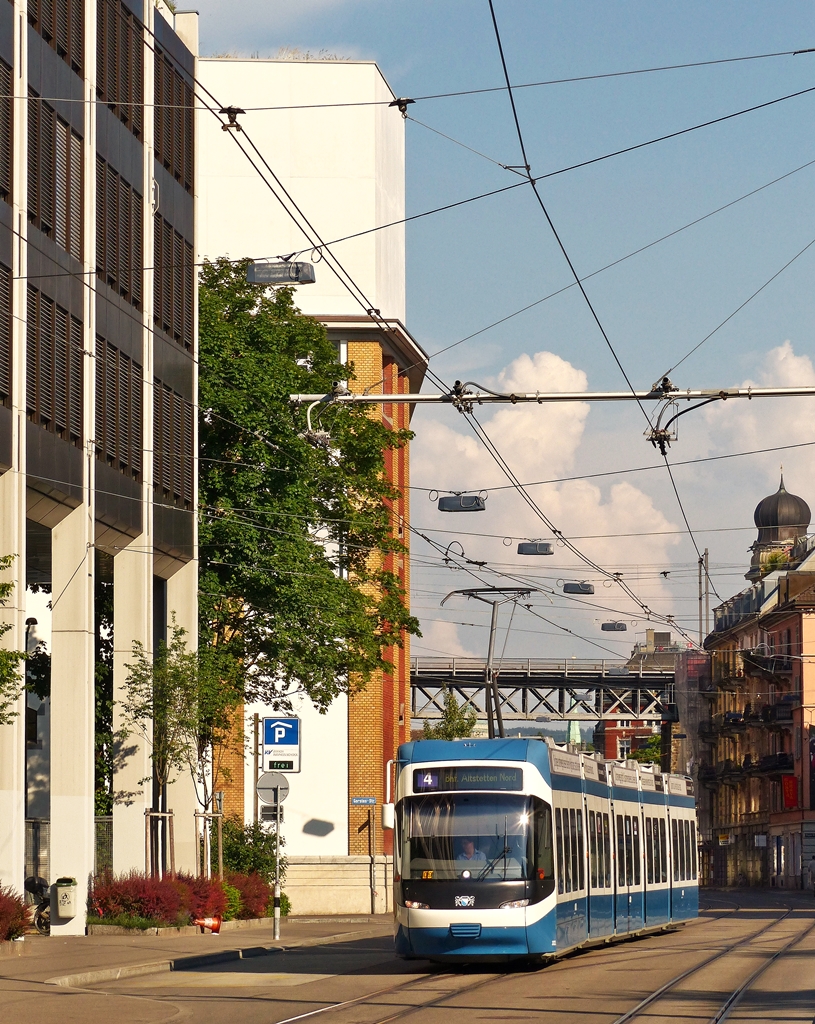 . Eine VBZ Cobra Tram (Be 5/6) f�hrt im Abendlicht des 05.06.2015 in der Limmatstrasse in Z�rich auf der Linie 4 zwischen den Haltestellen Dammweg und Escher Wyss Platz.(Jeanny)