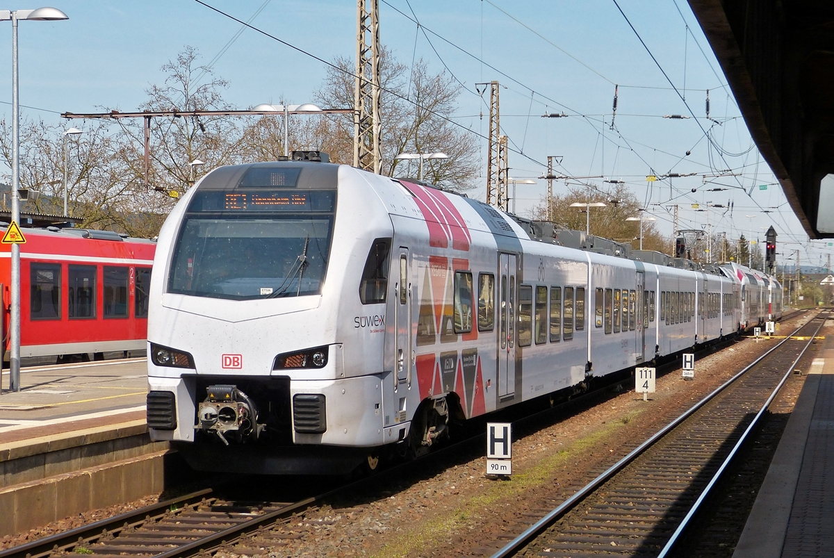 . Einfahrt des RE 5114 aus Koblenz in den Hauptbahnhof von Trier. Vorne f�hrt ein 5-teiliger FLIRT der DB Regio und hinten befindet sich der CFL KISS 2306. In Trier werden die beiden Z�ge getrennt, der S�WEX f�hrt weiter nach Mannheim Hbf und der KISS f�hrt nach Luxembourg. 10.04.2015 (Hans)