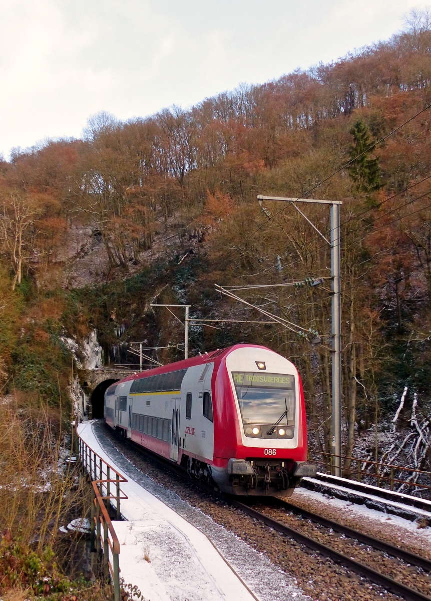 . Fast keinen Schnee und nur wenige Eiszapfen am Tunnelportal gab es am 03.01.2017 in Goebeldsm�hle, als der RE 3814 Luxembourg - Troisvierges den Tunnel F�ischterhaff verlie� und dem Bahnhof Goebelsm�hle entgegenstrebte. (Jeanny)