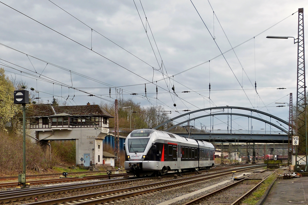 . Flirt mit dem  Stellwerk -Das lange Warten am 22.03.2014 in Kreuztal hat sich am Ende dann doch noch gelohnt, als die kleinste Stadler FLIRT Variante, der 2-teilige Stadler Flirt ET 22001 von Abellio Rail NRW am sch�nen alten Stellwerk Kreuztal Fahrdienstleiter (Kf) vorbeifuhr.
 
Dieser Zug verkehrt normalerweise auf der KBS 440 (Ruhr-Sieg-Strecke) als RB 91 (Ruhr-Sieg-Bahn) Hagen-Siegen, wegen Bauarbeiten war an diesem Tag der Streckenabschnitt Kreuztal-Siegen gesperrt und so endete die Verbindung in Kreuztal. (Jeanny)
