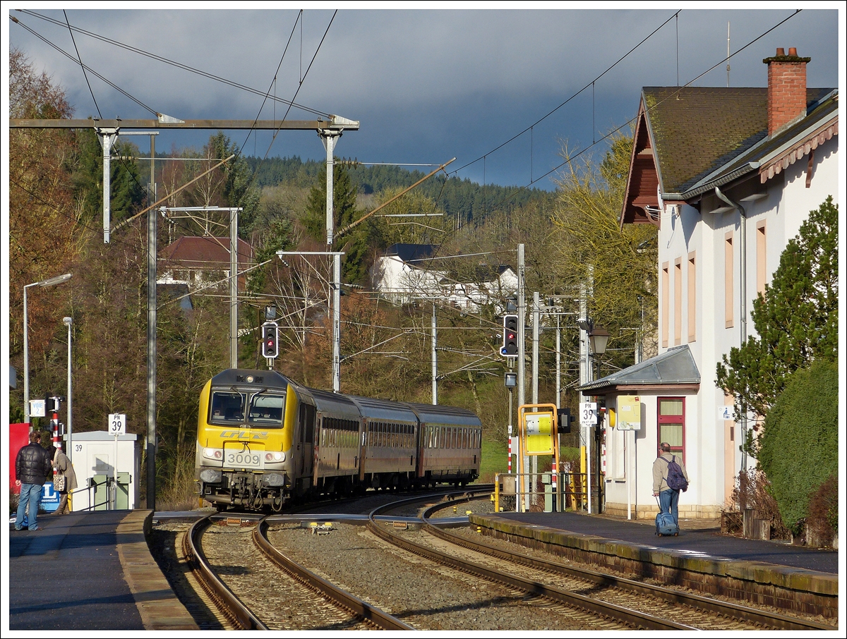 . Fr�hling im Januar - Die 3009 zieht den IR 113 Liers - Luxembourg in den Bahnhof von Wilwerwiltz bei fr�hlingshaften Temperaturen. 08.01.2014 (Jeanny)