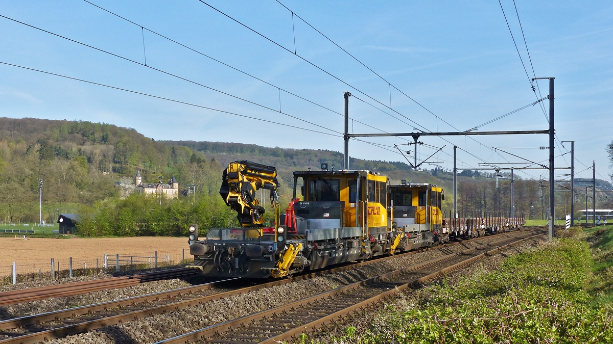 . Fr�hling in Schieren - Der erhoffte G�terzug kam nicht, daf�r fuhren die beiden ROBEL IIF 731 und 704 �ber die Nordstrecke zwichen Schieren und Colmar-Berg in Richtung Luxembourg. 21.04.2015 (Jeanny)