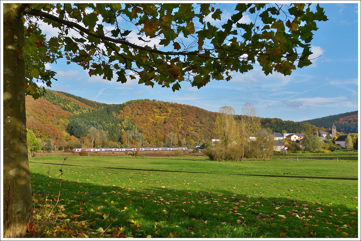 . Gleich zwei Computerm�use bildeten den IR 3714 Luxembourg - Troisvierges am 22.10.2013 in Drauffelt. (Jeanny)

