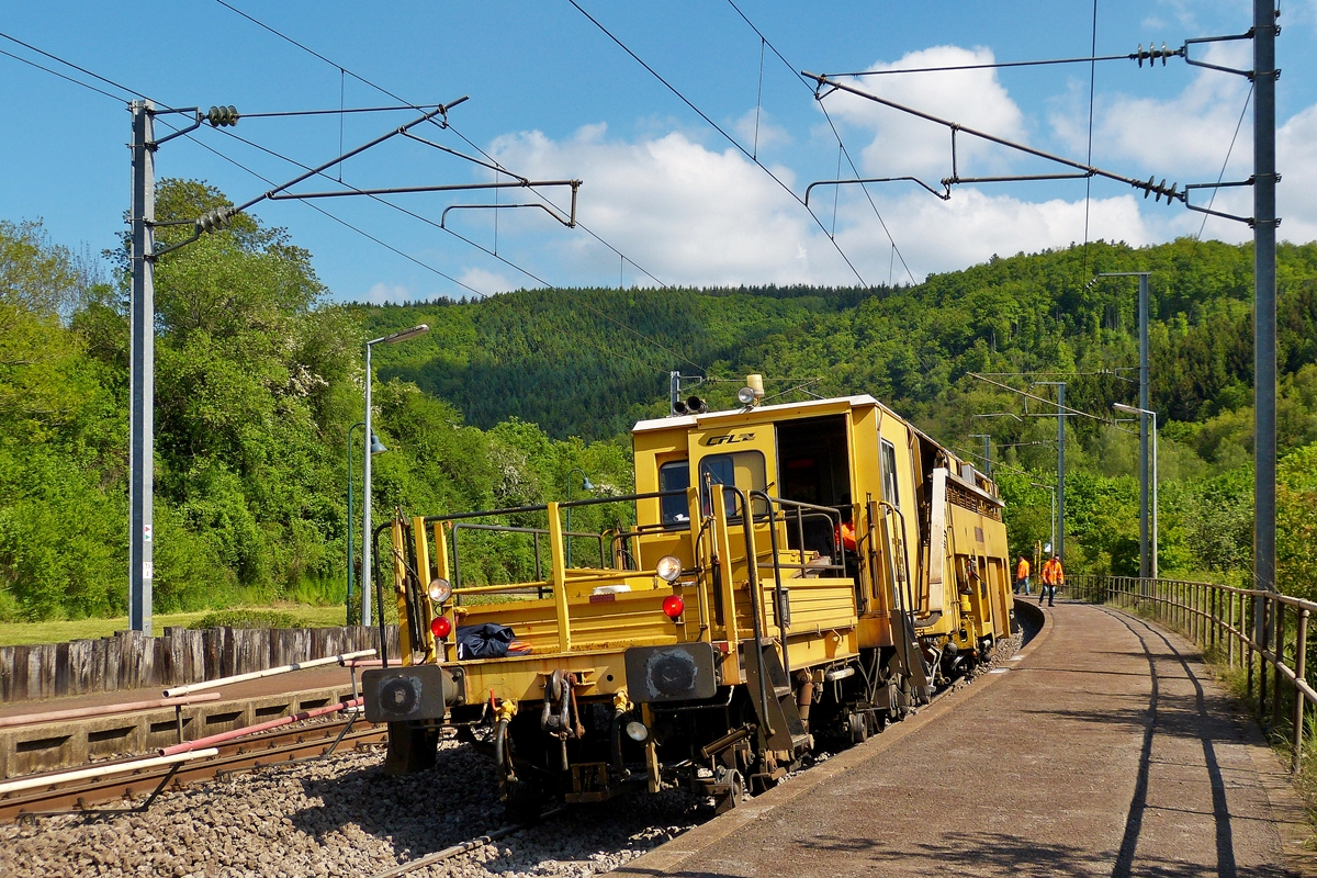 . Gleisbauarbeiten am Wochenende in Drauffelt - CFL 4, eine Plasser & Theurer Gleisstopfmaschine vom Typ UNIMAT 08-275 (L-CFLIF 99 82 942 4004-4, Bj. 1998, Maschinen N� 1096) bei der Arbeit am 18.05.2014 auf der Baustelle in Drauffelt. (Hans)