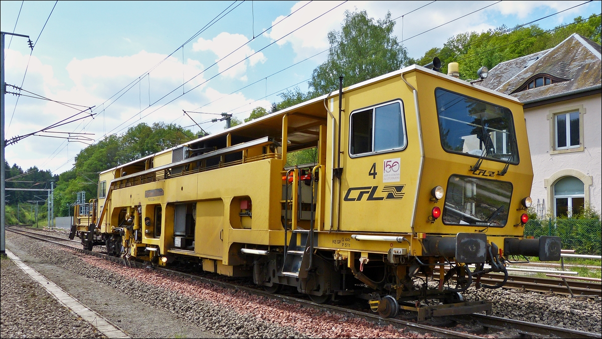 . Gleisbauarbeiten am Wochenende in Drauffelt - CFL 4, eine Plasser & Theurer Gleisstopfmaschine vom Typ UNIMAT 08-275 (L-CFLIF 99 82 942 4004-4) wartet am 18.05.2014 vor dem ehemaligen Bahnhofsgeb�ude in Drauffelt auf ihren Einsatz. (Hans)

Die technischen Date der CFL 4: 

Offizielle Bezeichnung: UNIMAT 08-275
Hersteller: Plasser ＆ Theurer
Zahl der Radachsen: 5
L�nge �ber Puffer: 23.740 mm 
Gewicht / Tara: 75 t
Baureihe: B4
Baujahr : 1997
Leistung: 350 KW
H�chstgeschwindigkeit: 80 km/h
