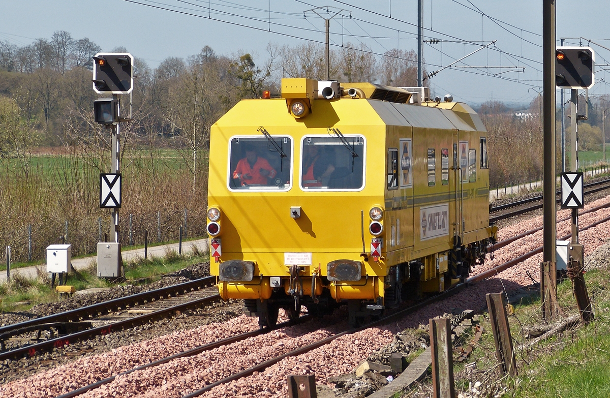 . Gleisbauarbeiten an der Nordstrecke - Der Gleisvormesstriebwagen EM-SAT 120 (RTS 99 81 9162 001-7) der Firma Swietelsky - gesehen am 09.04.2015 zwischen Lintgen und Rollingen/Mersch. (Hans)

Der Gleisvormesstriebwagen EM-SAT 120 (RTS 99 81 9162 001-7) der Firma Swietelsky wurde 2008 unter der Fabriknummer 169 gebaut. Er misst die durch Zugsfahrten bedingten Abweichungen eines Gleises von seiner Ideallinie. �ber eine Kombination von GPS und Lasermessung werden die Hebungs- und Verschiebewerte im Abstand von 5 Metern mit einer Genauigkeit von +/- 1 Millimeter erhoben. Durch den rechnerischen Vergleich der Messdaten mit der Sollgeometrie aus der Geometriedatenbank werden die Steuerdaten ermittelt und direkt an die Gleisstopfmaschine �bergeben.

Die hohe Messgeschwindigkeit von bis zu 3 km/h, die hohe Pr�zision und der direkte Datenfluss zur Stopfmaschine sind ein wesentlicher Beitrag zur effizienten Gleiserhaltung.
