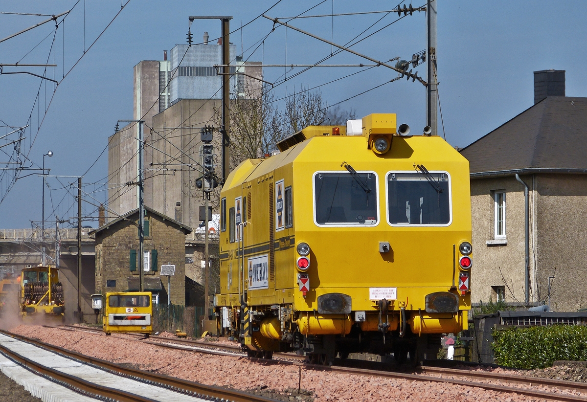 . Gleisbauarbeiten an der Nordstrecke - Der Gleisvormesstriebwagen EM-SAT 120 (A-RTS 99 81 9162 001-7) der Firma Swietelsky und der selbstfahrender Satellit mit Laser-Sendeeinheit bei der Arbeit am 09.04.2015 in der N�he von Mersch. (Hans)