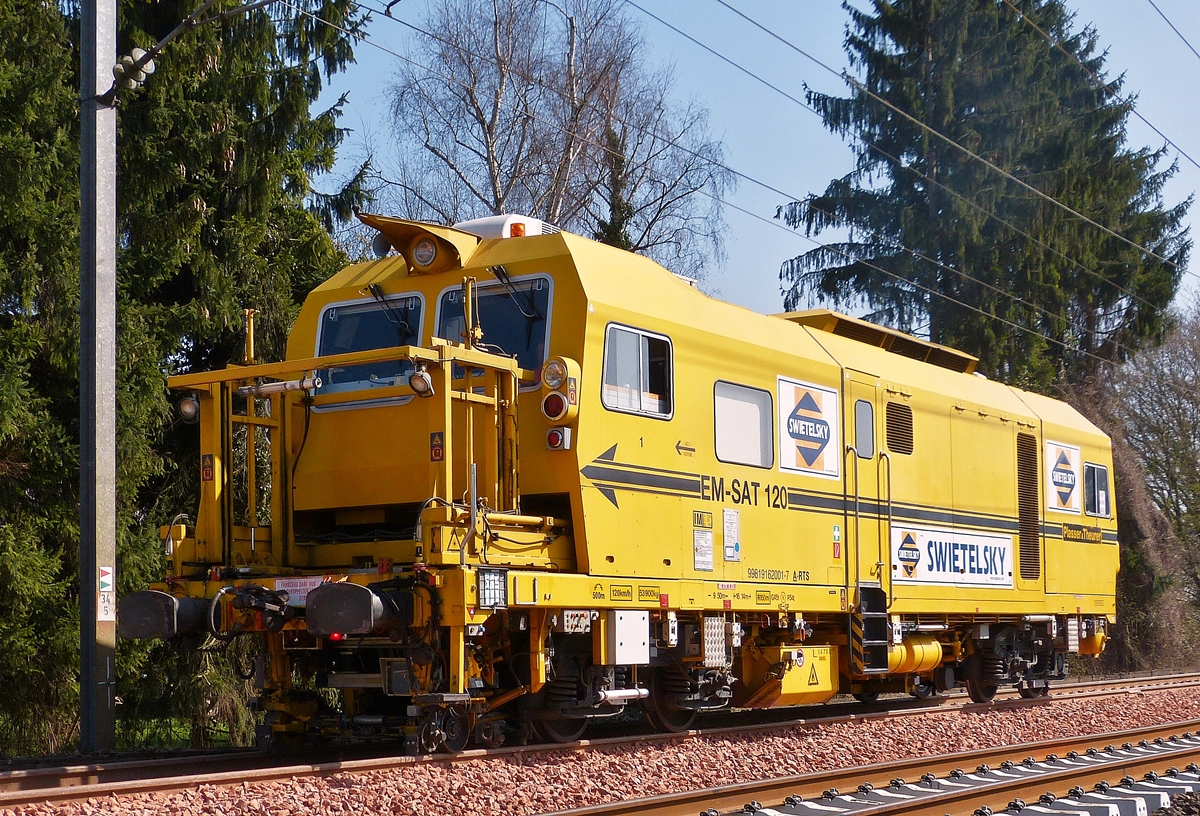 . Gleisbauarbeiten an der Nordstrecke - Der Gleisvormesstriebwagen EM-SAT 120 (A-RTS 99 81 9162 001-7) der Firma Swietelsky ohne den selbstfahrenden Satelliten n�hert sich am 09.04.2015 dem Bahnhof von Mersch. (Hans)