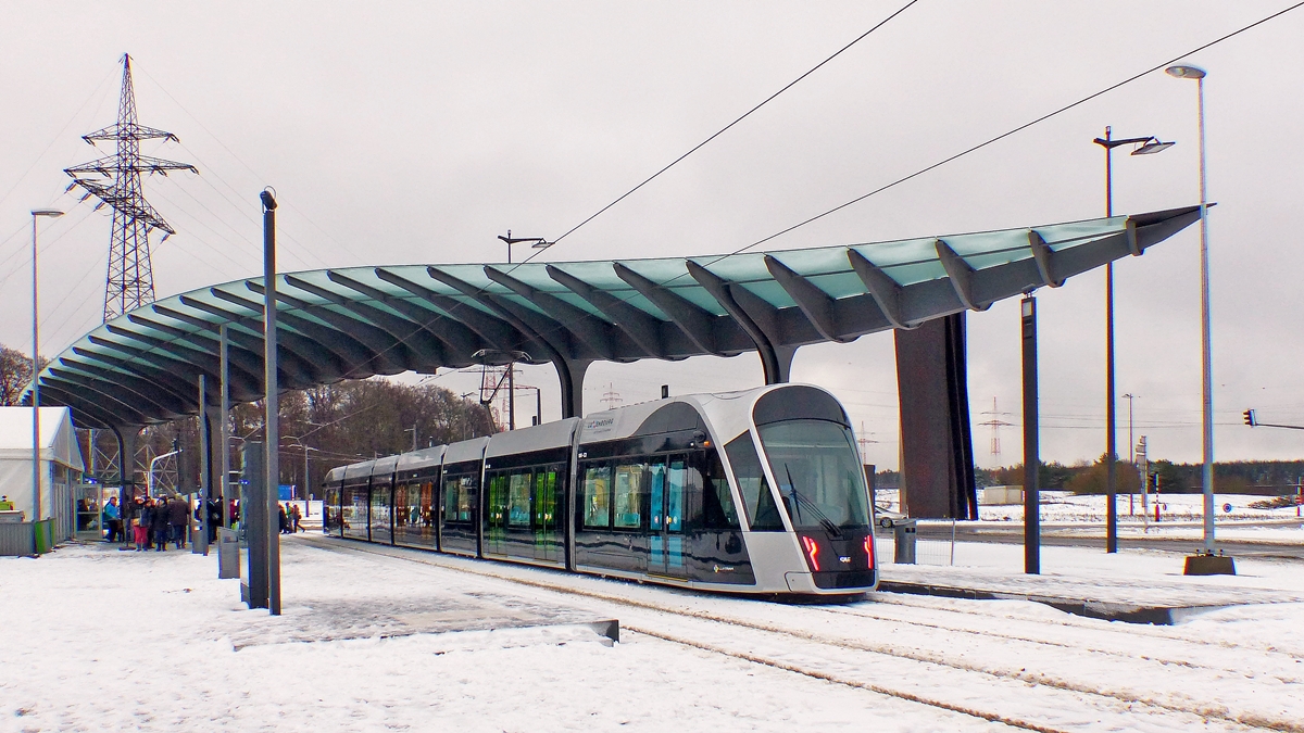 . Haltestelle Luxexpo - Am 10.12.2017 wurde eine Teilstrecke der Stra�enbahn Luxtram S.A. offiziel in Betrieb genommen. Von der Haltestelle Luxexpo verl�uft die Trasse parallel mit der Avenue John F. Kennedy in Stadtteil Kirchberg bis zur provisorischen Endstation Rout Br�ck-Pafendall. 

Tiefverschneit pr�sentierte sich die Endhaltestelle Luxexpo in Luxembourg-Kirchberg der Fotografin am 10.12.2017. (Jeanny)