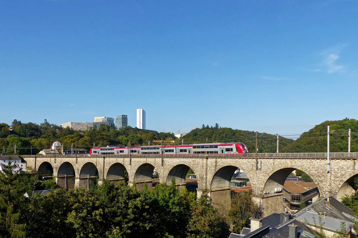 . Herbstbeginn in der Stadt Luxemburg - Die Computernaus Z 2202 verl�sst die Stadt Luxemburg �ber den 199 Meter langen Clausener Viadukt und f�hrt als RE 3766 nach Troisvierges. 23.09.2014 (Jeanny)