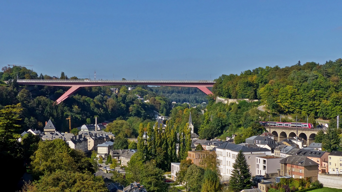 . Herbstbeginn in der Stadt Luxemburg - Blick auf den Stadtteil Pfaffental und die Grande-Duchesse Charlotte Br�cke (roud Br�ck), w�hrend die RB 3415 Luxembourg - Ettelbr�ck den 70 Meter langen Gr�newald Viadukt bef�hrt. 23.09.2014 (Jeanny)